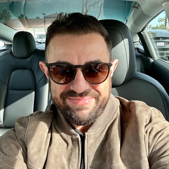 Profile Picture of Daniel Schneider (@legaleagle52) on Poshmark