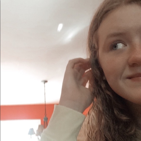 Profile Picture of Eleanor Van hook (@eleanorv_12) on Poshmark