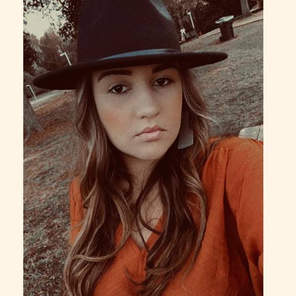 Profile Picture of Alexa Flecha (@aflecha225) on Poshmark