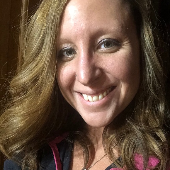 Profile Picture of Caitlyn Glossop (@caitlyn_glossop) on Poshmark