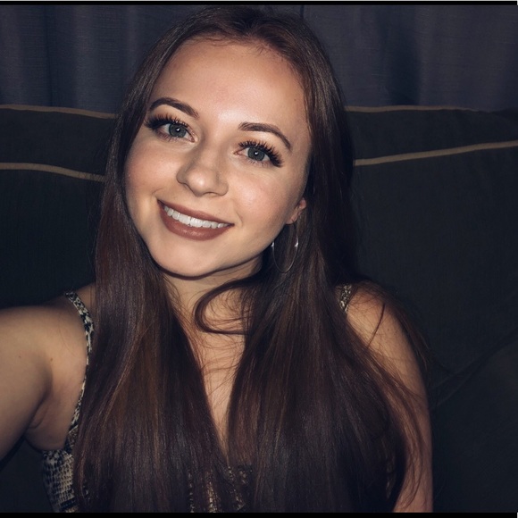 Profile Picture of Samantha Bergan (@sambergan) on Poshmark