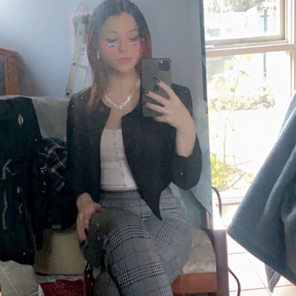 Profile Picture of Holly Francis (@holysmoke008) on Poshmark