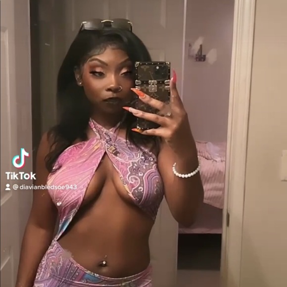 Profile Picture of Dee Bledsoe (@dbledsoe1) on Poshmark