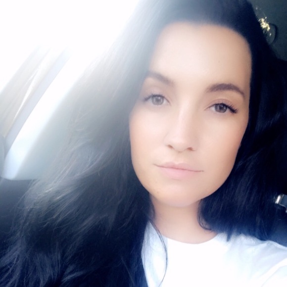 Profile Picture of Chloe Varvaresso (@chloev550) on Poshmark
