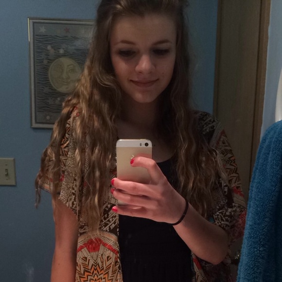 Profile Picture of Ali Taege (@alzy_99) on Poshmark