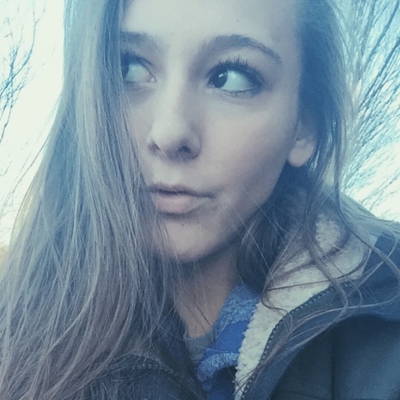 Profile Picture of Jacquelyn Hodges (@jacquelynhodges) on Poshmark