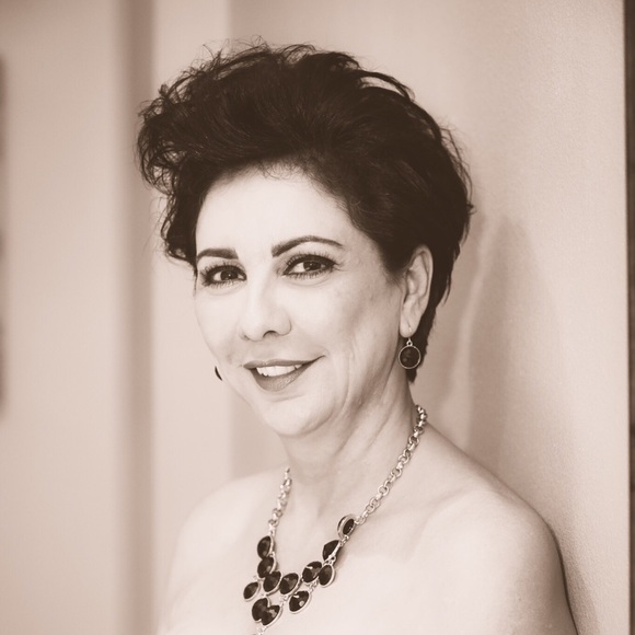 Profile Picture of Laurie Dobbs (@boutique50) on Poshmark