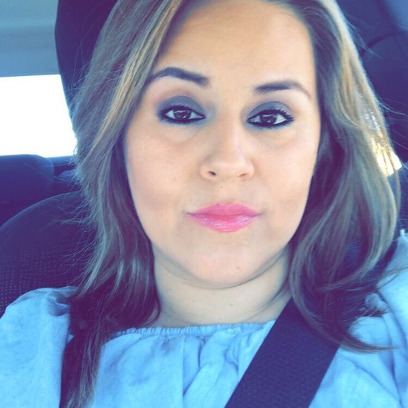 Profile Picture of Beverly Martinez (@bevserrano) on Poshmark