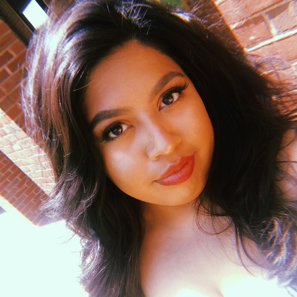 Profile Picture of Jennifer Palafox (@jenn_foxx) on Poshmark