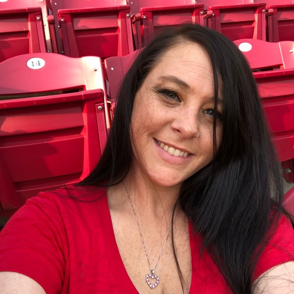 Profile Picture of Robin Dilley (@robingailee1989) on Poshmark