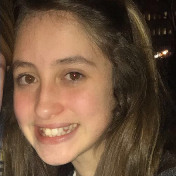 Profile Picture of Elle Bartolomeo (@ellebartolomeo_) on Poshmark