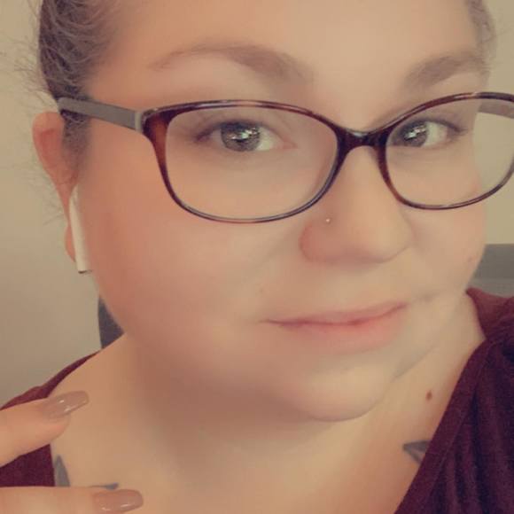 Profile Picture of Ashley Lamphere (@ashleetra) on Poshmark