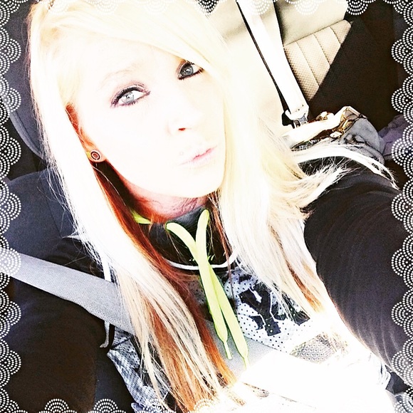 Profile Picture of Crystal Faubion (@yvonne5190) on Poshmark