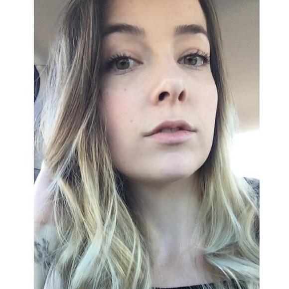 Profile Picture of Kelby Goldspink (@kelbyelaine) on Poshmark