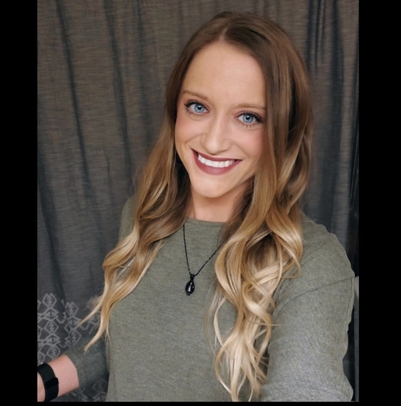 Profile Picture of Elizebeth Caillet (@ecaillet07) on Poshmark
