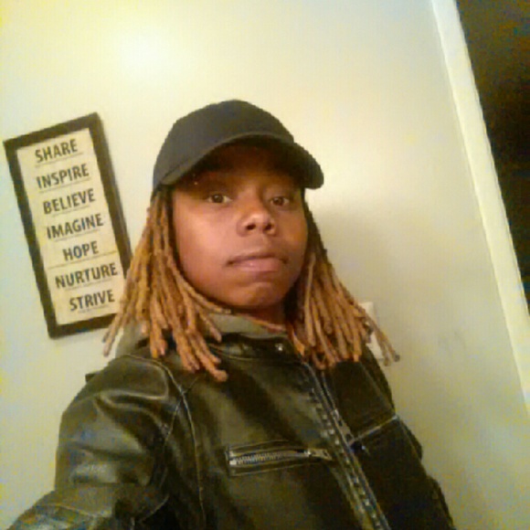 Profile Picture of Brittani Holeman (@nuttybby) on Poshmark