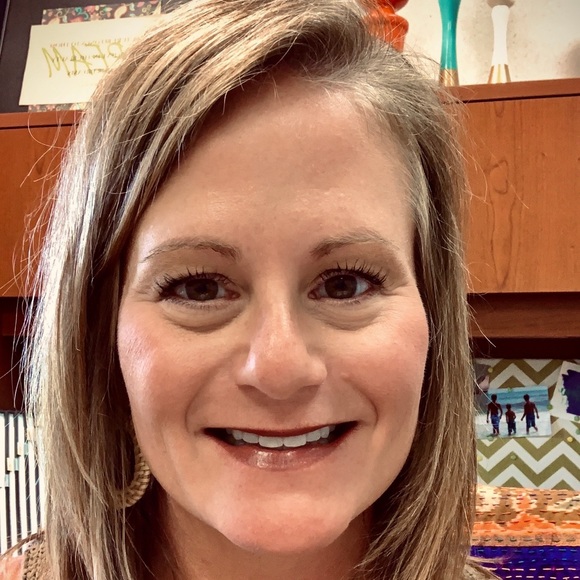 Profile Picture of Alison Washkowiak (@alliemw69) on Poshmark