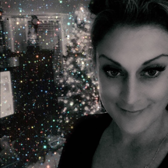 Profile Picture of Angie Gamarra (@a_gamarra) on Poshmark