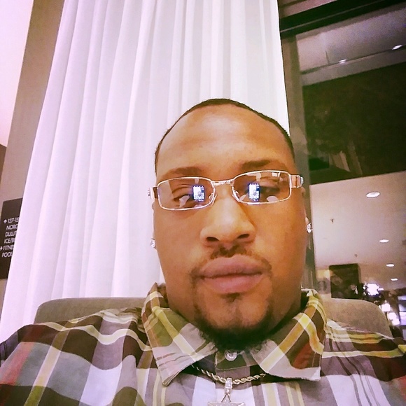 Profile Picture of Jarvis Gray (@jarvisgray75) on Poshmark