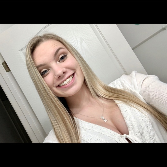 Profile Picture of Brianna Vanderpool (@leighbrianna) on Poshmark