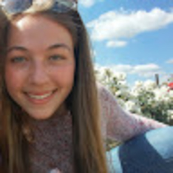 Profile Picture of Lizzy Struble (@piggystruble) on Poshmark