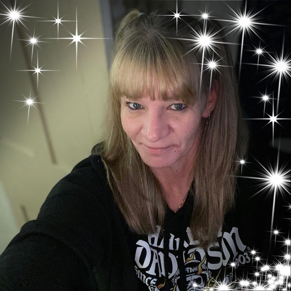 Profile Picture of Tonya Larlham (@tonyalarlham) on Poshmark