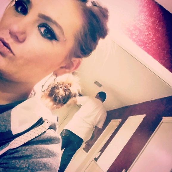 Profile Picture of Bobbi Hendrix (@bobbielias) on Poshmark