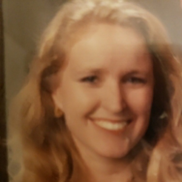 Profile Picture of Patti Cullins (@cullclub) on Poshmark