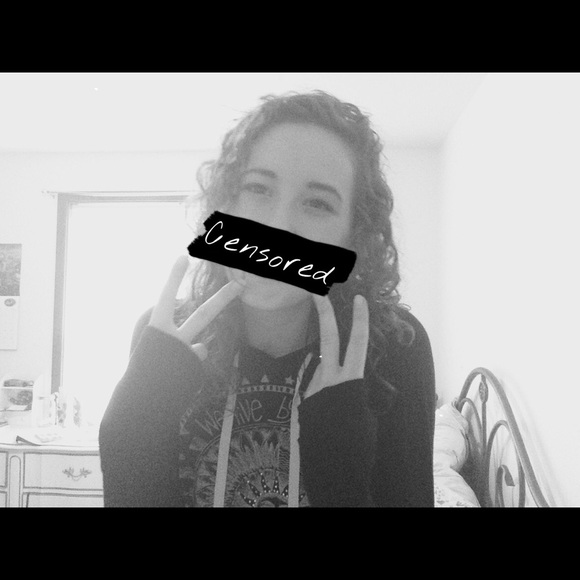 Profile Picture of Jessica Foster (@irriidescent) on Poshmark