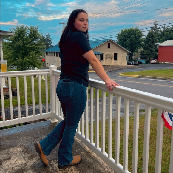 Emily Edye - Poshmark Profile Picture of Emily Edye (@emily_edye) on Poshmark