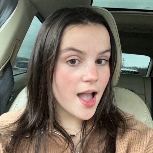 Profile Picture of Danielle Chenault (@dani_071106) on Poshmark