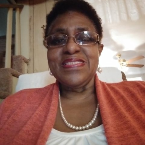 Profile Picture of Joanne Oliveras (@mailjoanne11) on Poshmark