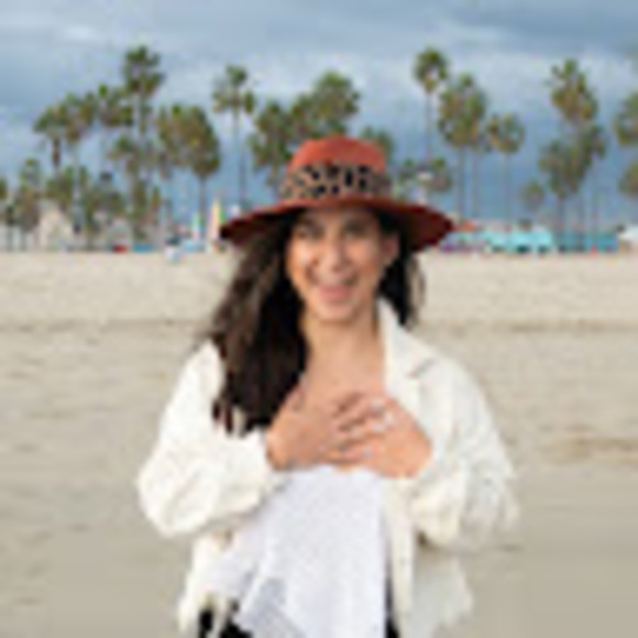 Profile Picture of Sophie Kessner (@sophie_kessner) on Poshmark