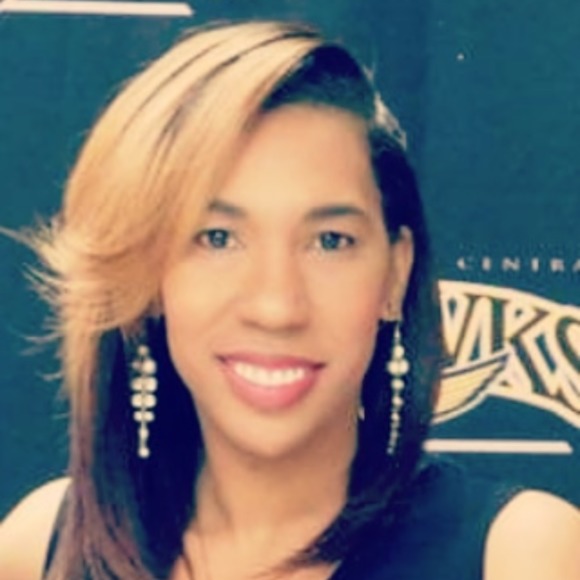 Profile Picture of Andrea Bright (@divaof5) on Poshmark