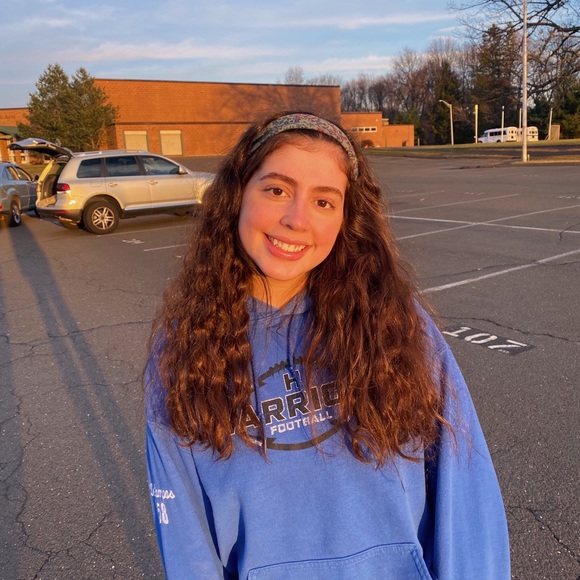 Profile Picture of Olivia Oken (@oliviaoken) on Poshmark