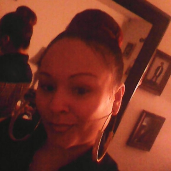 Profile Picture of Vanessa Traverso (@nessa8282) on Poshmark