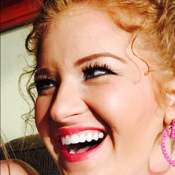 Profile Picture of Devin Thompson (@devinleigh4) on Poshmark