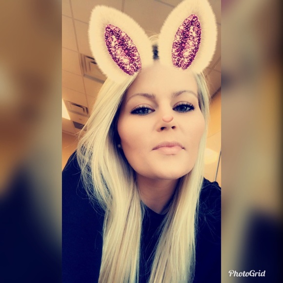 Profile Picture of Amanda Hansen (@ajkunit) on Poshmark