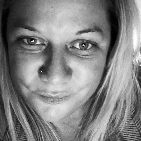 Profile Picture of Amy Kaylor (@aekaylor) on Poshmark