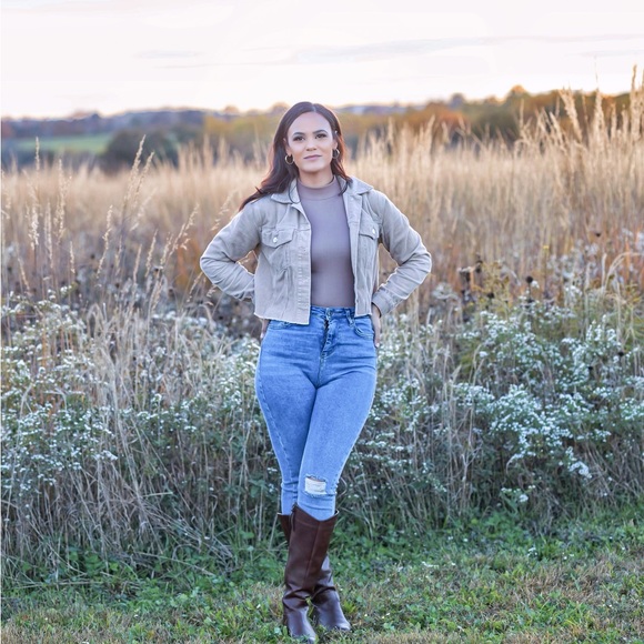 Profile Picture of Samantha Anoai (@tovaleanoai93) on Poshmark