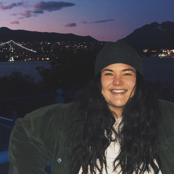 Profile Picture of Danielle Baillargeon (@dbaillargeon) on Poshmark