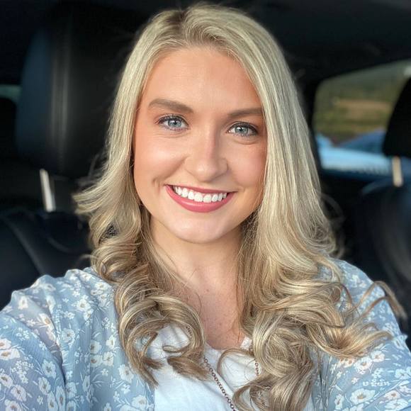 Profile Picture of Taylor Sowards (@taylorsowards) on Poshmark