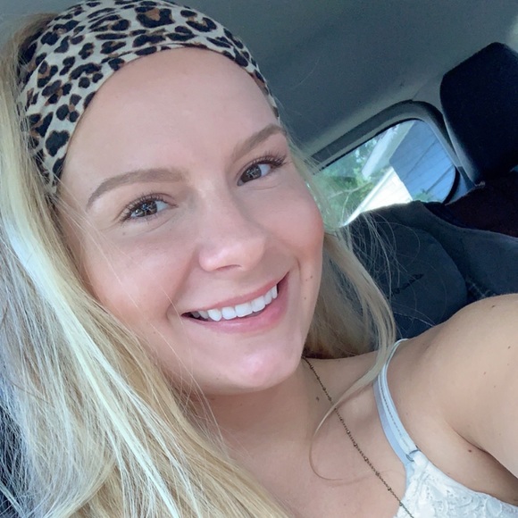 Profile Picture of Chari Clapper (@charihoops24) on Poshmark