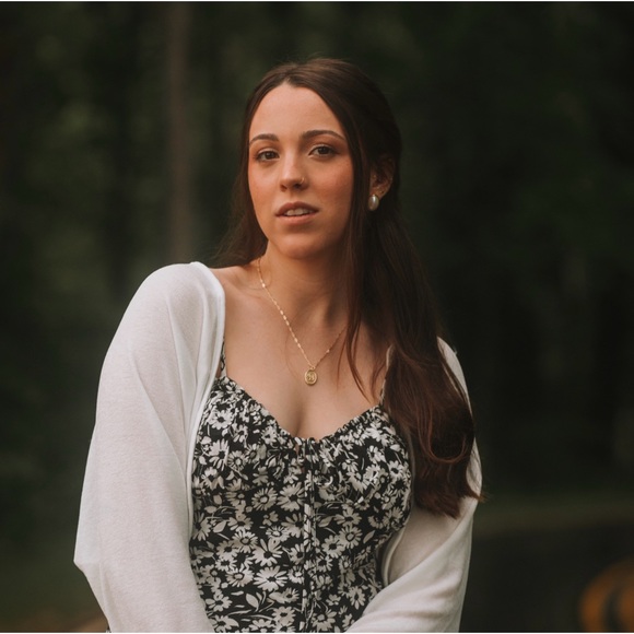 Profile Picture of Sarah Hackwell (@the_pocket_book) on Poshmark