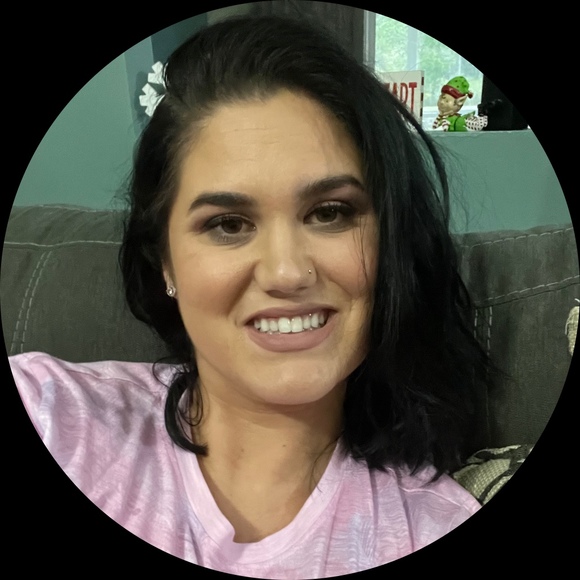 Profile Picture of Hope Lowe (@hopelyle9475) on Poshmark
