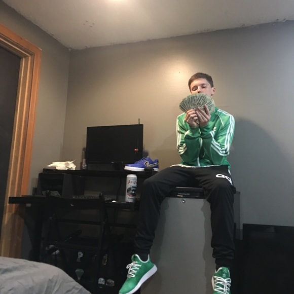 Profile Picture of Keyan Moore (@king_keyan) on Poshmark