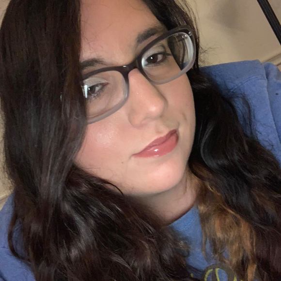 Profile Picture of Renee Bailey (@reneebailey696) on Poshmark