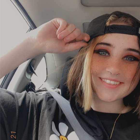 Profile Picture of Leah Vandenberg (@leahvandenbe338) on Poshmark