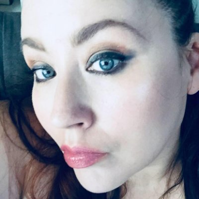 Profile Picture of Debbie Goard (@debbiedoescakes) on Twitter