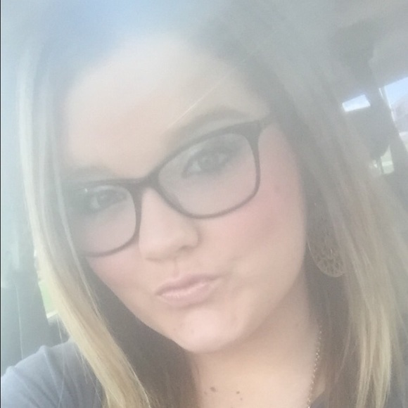 Profile Picture of Jenna Bailey (@jenna_leigh10) on Poshmark